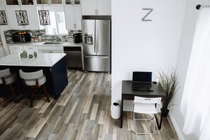 Fridge, microwave, oven, stovetop - ELEGANT, WELL-APPOINTED 3-BEDROOM HOME WITH PRIVATE HOT TUB BUILT IN 2020  (p26) (Los Angeles)