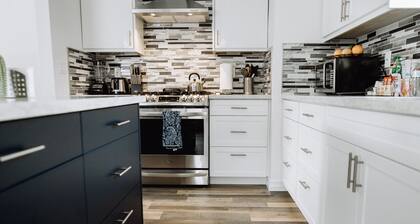 ELEGANT, WELL-APPOINTED 3-BEDROOM HOME WITH PRIVATE HOT TUB BUILT IN 2020 (p26)