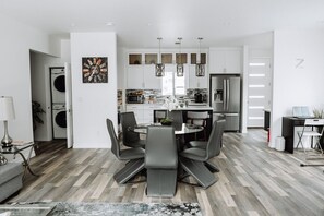 Interior - FIFA World Cup: ELEGANT, WELL-APPOINTED 3-BEDROOM HOME WITH PRIVATE HOT TUB BUILT IN 2020  (p26) (Los Angeles)