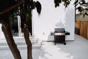 Terrace/patio - ELEGANT, WELL-APPOINTED 3-BEDROOM HOME WITH PRIVATE HOT TUB BUILT IN 2020  (p26) (Los Angeles)