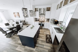 Refrigerador, microondas, horno, placa de cocina