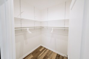 Interior - ELEGANT, WELL-APPOINTED 3-BEDROOM HOME WITH PRIVATE HOT TUB BUILT IN 2020  (p26) (Los Angeles)