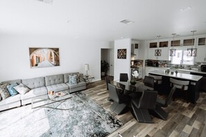 Smart-TV, Tischfußball, Bücher