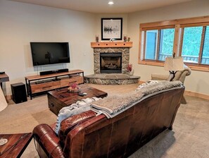 TV, fireplace, DVD player - Grand Lodge 11 at the Official Collins Lake Resort (Government Camp)