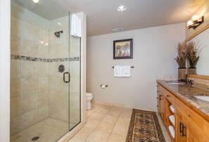 Shower, hair dryer, towels - Grand Lodge 11 at the Official Collins Lake Resort (Government Camp)