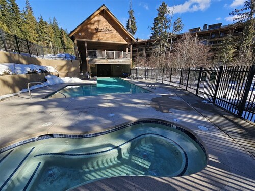 Grand Lodge 8 at the Official Collins Lake Resort