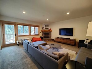 TV, caminetto, lettore DVD