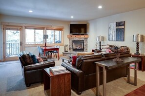 TV, caminetto, lettore DVD