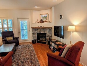 TV, fireplace, DVD player - Chalet 9 at the Official Collins Lake Resort (Government Camp)