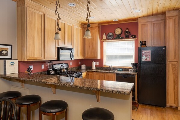 ثلاجة، ميكروويف، فرن، موقد طهي مسطح