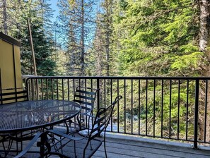 Outdoor dining - Chalet 73 at the Official Collins Lake Resort (Government Camp)