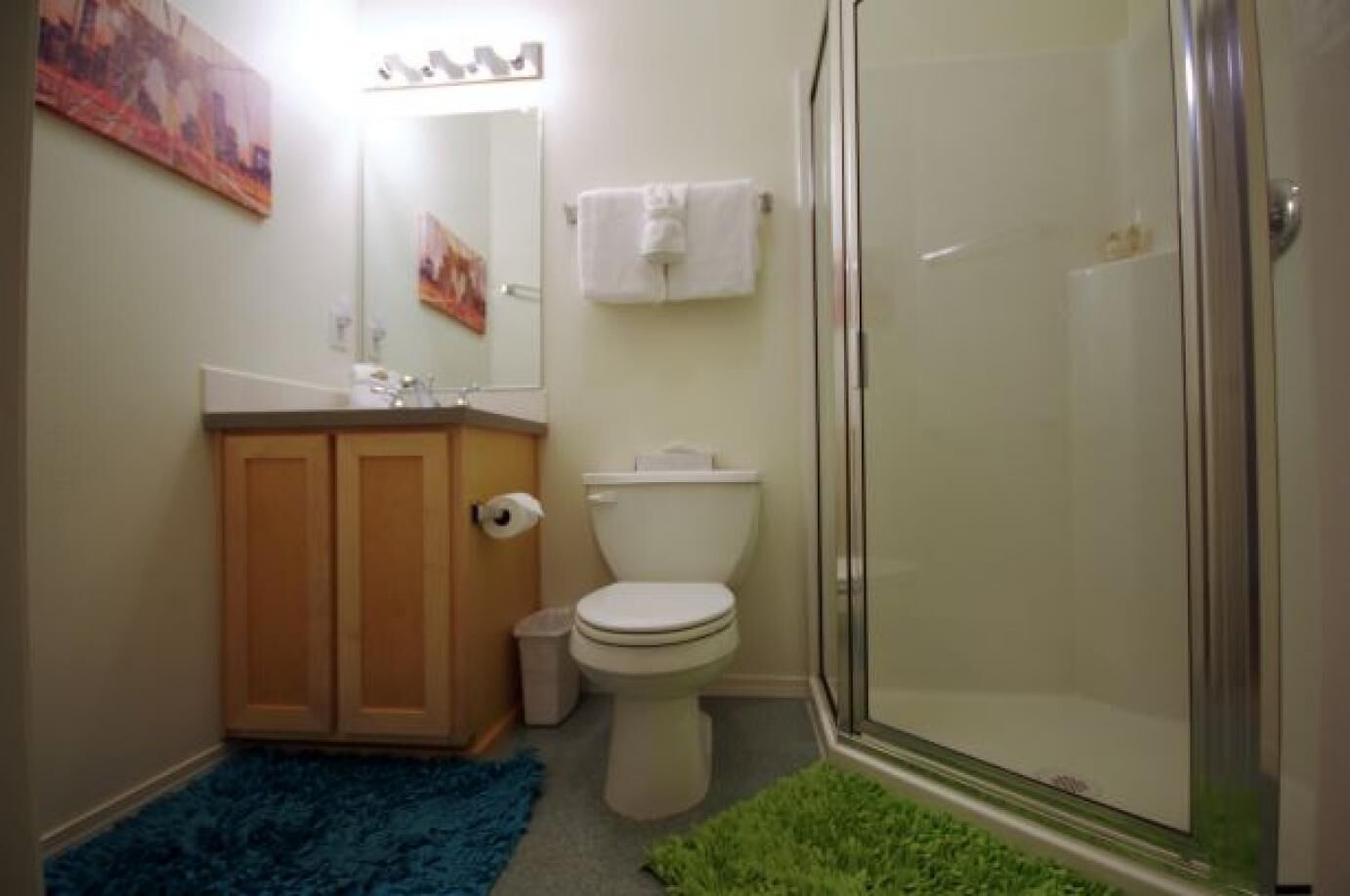 Ein kleines Badezimmer mit Toilette, Waschbecken und Dusche.