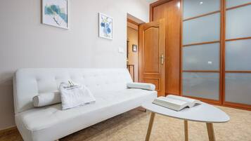 Een televisie, een open haard, een dvd-speler en een tafeltennistafel