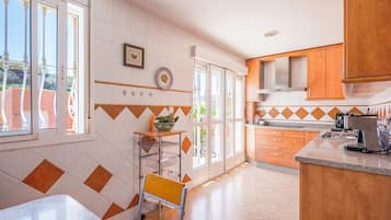 Een koelkast, een magnetron, een oven, een kookplaat