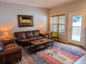 テレビ、暖炉、DVD プレーヤー