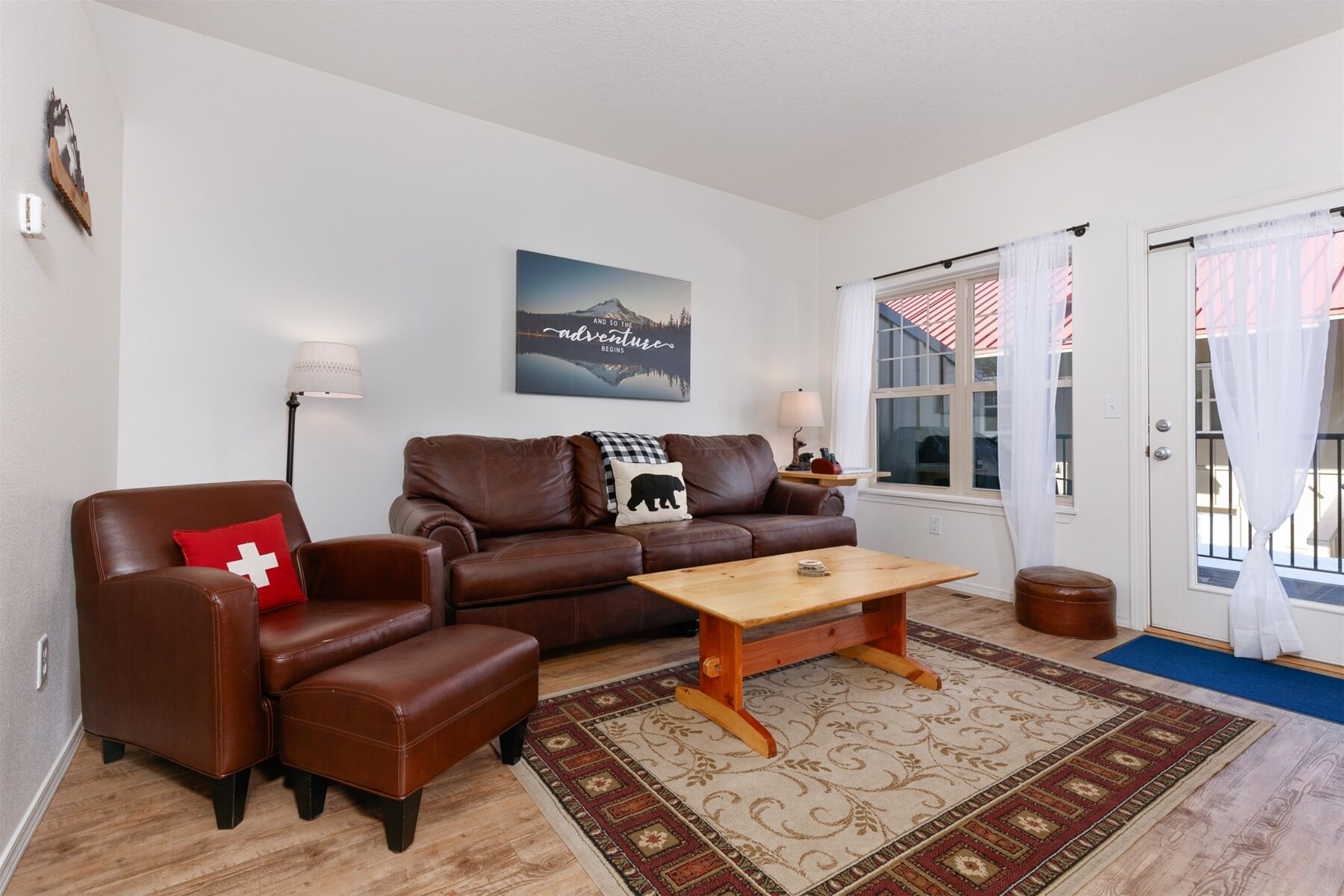 Een televisie, een open haard en een dvd-speler