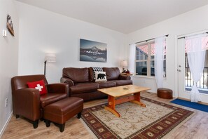 Televisión, chimenea y reproductor de DVD 