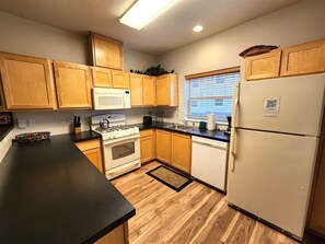 Køleskab, mikrobølgeovn, ovn, kogeplade