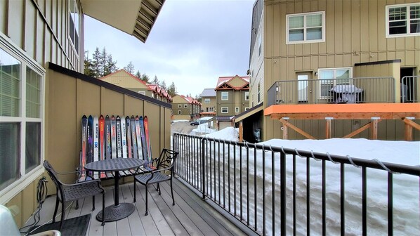 Outdoor dining - Chalet 25 at the Official Collins Lake Resort (Government Camp)