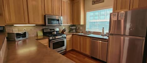 Een koelkast, een magnetron, een oven, een kookplaat