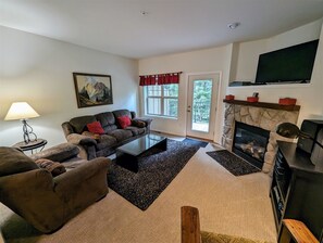 Fernseher, Kamin, DVD-Player