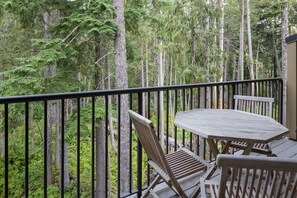 Outdoor dining - Chalet 13 at the Official Collins Lake Resort (Government Camp)