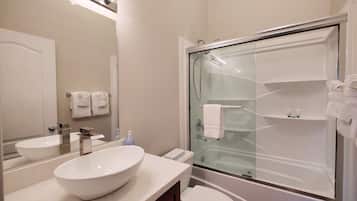 Douche, séchoir à cheveux, serviettes fournies