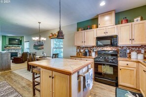 Fridge, microwave, oven, stovetop - Chalet 106 at the Official Collins Lake Resort (Government Camp)