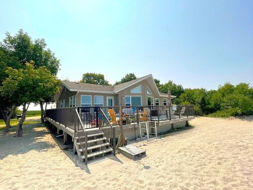 Luxury Cabin with Private Beach... Right on the water!
