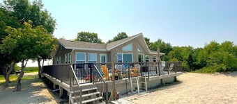 Luxury Cabin with Private Beach... Right on the water! 