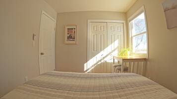 3 bedrooms, desk, iron/ironing board, free WiFi