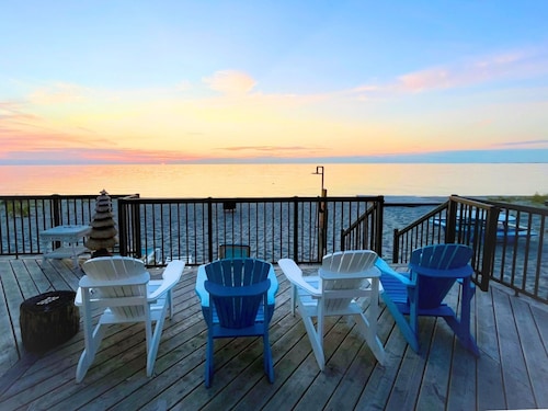 Luxury Cabin with Private Beach... Right on the water! 