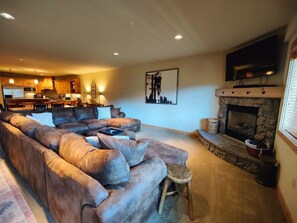 Een televisie en een open haard