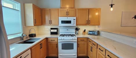 Køleskab, mikrobølgeovn, ovn, kogeplade