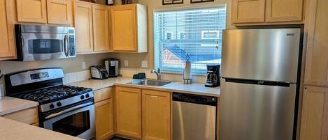 Køleskab, mikrobølgeovn, ovn, kogeplade