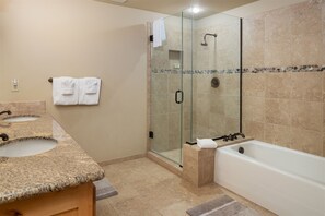 Een douche, een haardroger, handdoeken