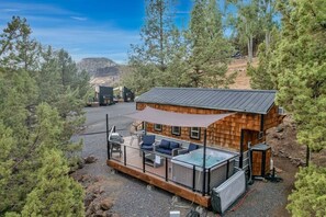 Outdoor spa tub - Lake Simtustus Resort Juniper Hill Tiny Home #14 - Hot Tub (Madras)