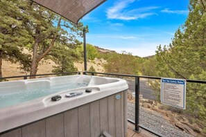 Outdoor spa tub - Lake Simtustus Resort Juniper Hill Tiny Home #14 - Hot Tub (Madras)
