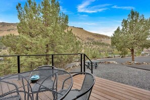 Outdoor dining - Lake Simtustus Resort Juniper Hill Tiny Home #14 - Hot Tub (Madras)