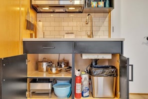 Réfrigérateur, micro-ondes, four, plaque de cuisson