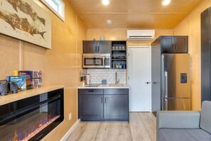 Refrigerador, microondas, parrilla de estufa y cafetera y tetera 