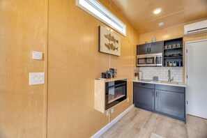 Refrigerador, microondas, parrilla de estufa y cafetera y tetera 