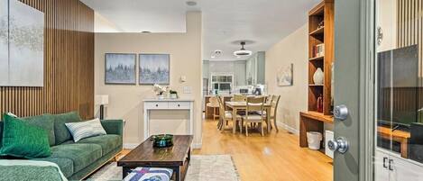 Télévision, cheminée, lecteur de DVD