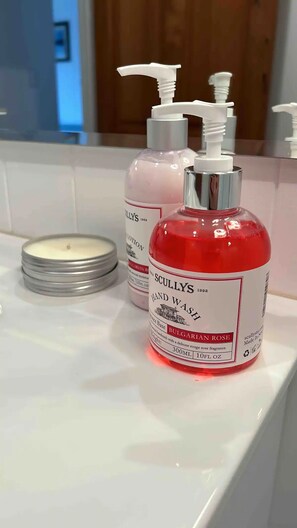 Toalhas de banho, sabonete, papel higiênico 