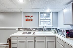 Frigorífico, microondas, placa de cocina y cafetera o tetera