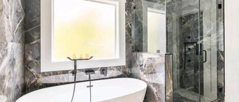 Ducha, toallas, jabón y papel higiénico