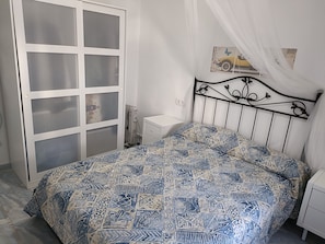 4 bedrooms, iron/ironing board, free WiFi, bed sheets