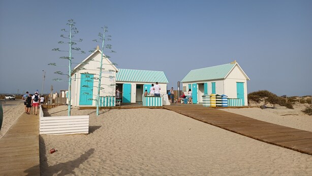 A beachside building with a wooden deck and a sign indicating a WC. - Casa Familiar (San Fernando)