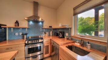 Een koelkast, een magnetron, een oven, een kookplaat