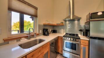 Een koelkast, een magnetron, een oven, een kookplaat